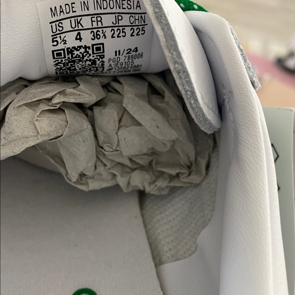 (New) Adidas Samba W Athletic shoe; cloud white/green/gum; - Picture 7 of 8